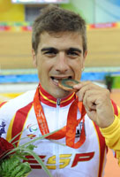 Cesar Neira con la medalla de bronce.